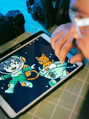 Person draws on ipad with stylus