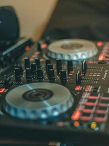 pexels-everson-mayer-478307-1481312 DJ Turntable